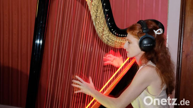 Die international anerkannte Künstlerin Martina Stock begeistert sich für eine Verschmelzung der klassischen Konzertharfe mit elektronischer Musik. In Speinshart fasziniert die Solistin mit einer Mischung aus berührenden Klängen, Farben und Licht Bild: do