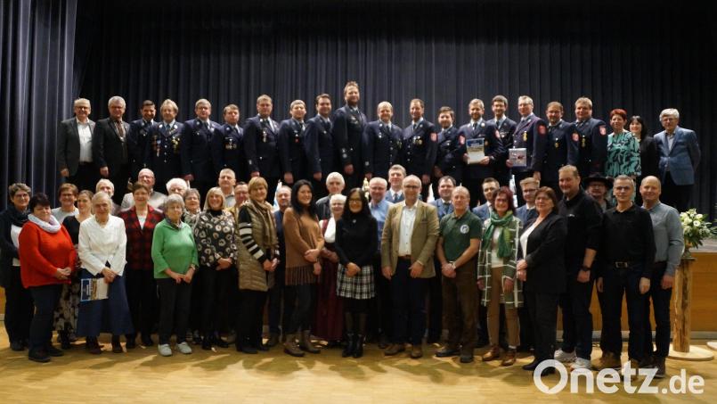 Groß ist die Zahl der Geehrten, die sich zur Freude von (obere Reihe von links) MdL Martin Scharf und Bürgermeister Martin Birner sowie (obere Reihe zweite von rechts) stellvertretender Landrätin Birgit Höcherl zum Wohle der Gemeinschaft einsetzen. Bild: wel