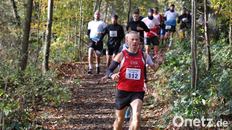 Andreas Hecht von der DJK Weiden (vorne) wurde beim Crosslauf in Feuchtwangen Zweite rund sicherte sich damit den Titel eines bayerischen Polizei-Meisters. Bild: "Theo Kiefner