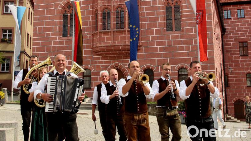 Die Birgländer Musikanten - im Bild 2009 vor dem Rathaus – sind aus der Sulzbach-Rosenberger Volksmusikszene nicht wegzudenken. Unter der Leitung von Matthias Fiedler (rechts) feierte die Formation viele Erfolge. Archivbild: Bernd Müller
