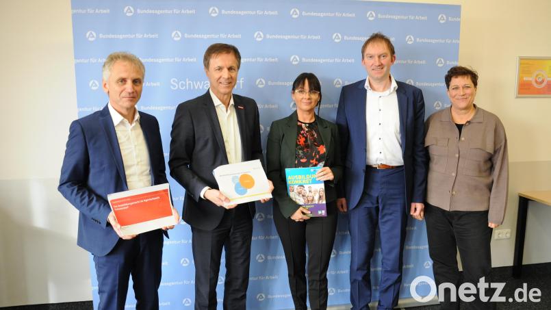 Warfen einen Blick auf den Ausbildungsmarkt in der mittleren Oberpfalz (von links): Agenturleiter Siegfried Bäumler, Hans Schmidt (Handwerkskammer), Ute Schwarz (IHK Regensburg), Bernhard Lang und Silke Gresser (beide Agentur für Arbeit Schwandorf). Bild: Stephan-Park/exb
