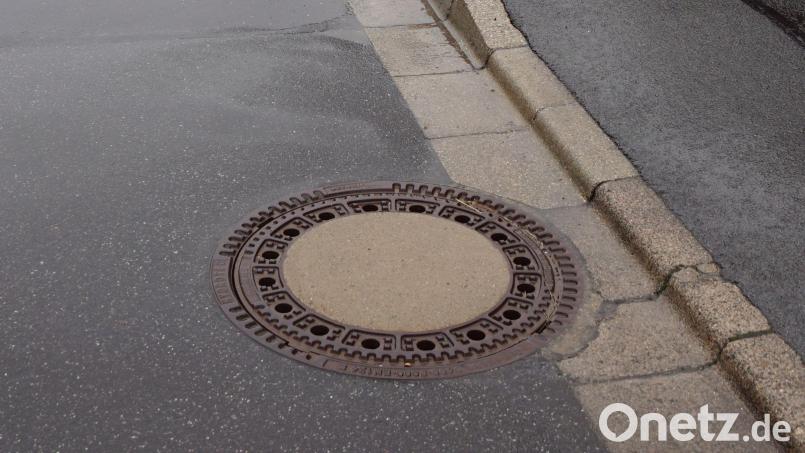Eine große Schwachstelle der Kanalisation in der Hofloher Straße ist dort, wo der Abwasserkanal aus der Finkenstraße im rechten Winkel auf die Kanalisation in der Hofloher Straße trifft. Aus dem Kanalschacht im Vordergrund sprudelt bei Starkregenverhältnissen nicht nur Regenwasser. Die benachbarten Grundstücke und Gebäudeflächen wurden in der Vergangenheit bereits mehrmals mit dunkler Brühe überschwemmt. Damit soll im kommenden Jahr Schluss sein. Bild: bkr