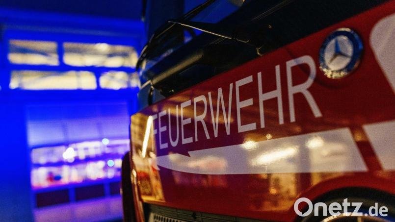 Mehrere Fahrzeuge fangen in einer Tiefgarage Feuer und brennen aus. Symbolbild: Philipp von Ditfurth /dpa