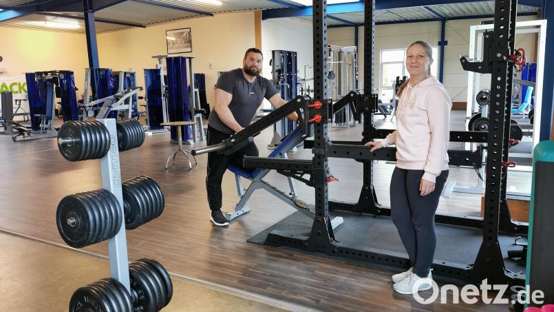 Thomas Albang (links) übernimmt das Oberviechtacher Fitnessstudio „Dailyfit“ von der bisherigen Inhaberin Simone Sempf (rechts). Der 34-Jährige stemmt auch den Umzug des Geräteparks in die neue Halle. Bild: Portner