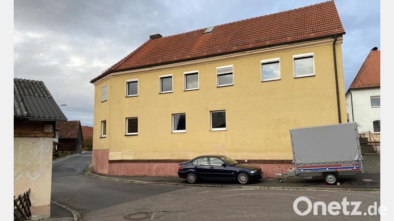 Das als Neidl-Eck in Ursensollen bekannte Gebäude soll laut Beschluss des Gemeinderats abgerissen werden. Bild: Verena.Saegenschnitter