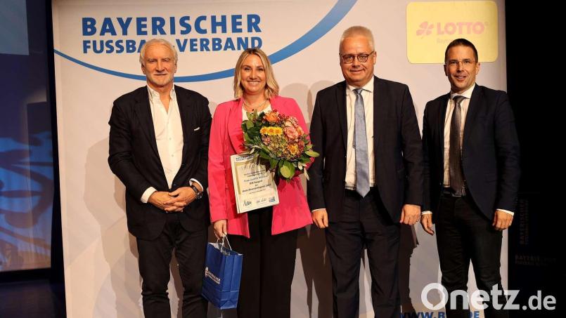 Judith Macke (Zweite von links) nach der Ehrung mit Rudi Völler (von links), dem Ehrenamtsbeauftragten des Kreises Amberg/Weiden, Roman Melzner, und BFV-Präsident Christoph Kern. Bild: Schmatloch/BFV