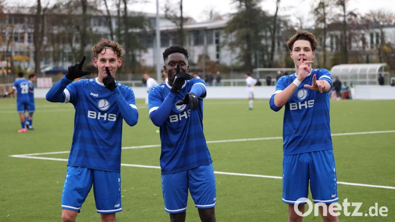 Beim 5:2-Heimspielsieg zuletzt über den FSV Erlangen-Bruck freuten sich die Weidener A-Junioren-Spieler Lukas Schaller, Eddievaldo Dos Santos und Fabian Schlehuber (von links) über die nächsten drei Punkte. Bild: A. Schwarzmeier