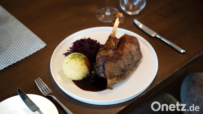 Röhrig viertelt seine Gans einfach mit einem Brotmesser und serviert sie klassisch mit Blaukraut, Knödel und Soße. Bild: Graf, Jakob