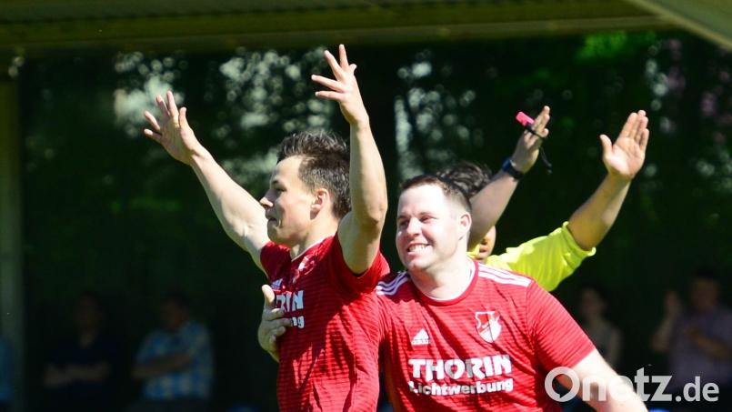 Julian Kiener (links) erzielte den Treffer zum 1:0-Sieg der SpVgg Pfreimd gegen die Landesliga-Reserve der SpVgg SV Weiden. Archivbild: mhs