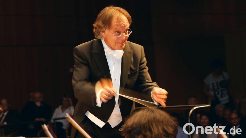 Seinen Taktstock hat Dieter Müller schon zu verschiedenen Kompositionen geschwungen. Musik aus Videospielen mit dem Orchester aufzuführen, ist aber auch für den erfahrenen Musiker Neuland. Archivbild: Jana Müller