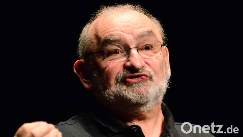 Grob geschnitzt: Sigi Zimmerschied weiß, wo&#039;s langgeht. Auf der Bühne in der Max-Reger-Halle in Weiden zeigte er seine vielen Facetten. Bild: Kunz
