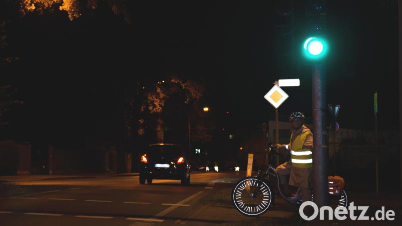 Die Polizei empfiehlt Fußgängern und Radfahrern reflektierende Kleidung zu tragen, damit sie für andere Verkehrsteilnehmer besser zu erkennen sind. Archivbild: Deutscher Verkehrssicherheitsrat