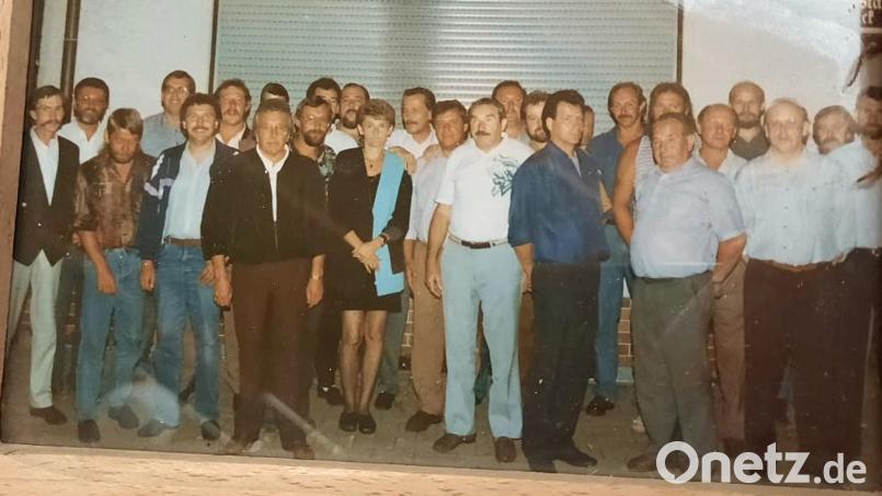 Der Kick`n-Stammtisch beim zehnjährigen Jubiläum 1993 mit den damaligen Stammtischvorsitzenden und Sprecher Willi Ertl (vordere Reihe, Vierter von links) sowie Stammtischkritiker Edwin Zwack (vordere Reihe, Dritter von links). Archivbild: Herbert Striegl