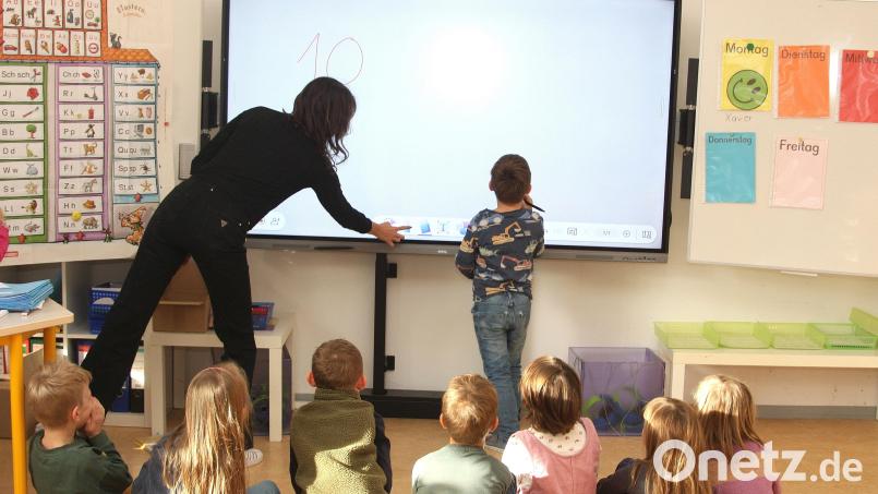Wenn es der Unterricht erlaubt, setzen sich die Kinder vor die Tafel und arbeiten gemeinsam. Bild: wro