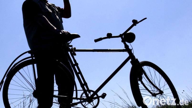Ungewöhnlicher Einsatz: In Amberg hat die Polizei einen betrunkenen Radler angetroffen – neben seinem Fahrrad. Symbolbild: Patrick Pleul/dpa