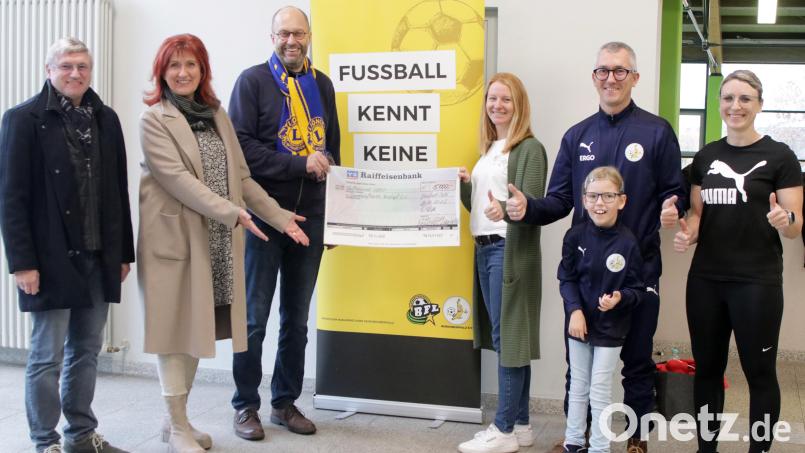 Die Präsidiums- und Hilfswerk-Mitglieder des Lions Clubs Neustadt/WN - Lobkowitz, Jürgen Schnappauf, Andrea Gollwitzer und Florian Schott (von links), überreichen an das Team Nordoberpfalz Bananenflanke e. V. mit Susi Höchtl, Peter Gmeiner und Tochter Mia sowie Carina Völkl (von rechts) eine Spende von 5000 Euro. Bild: lst/exb