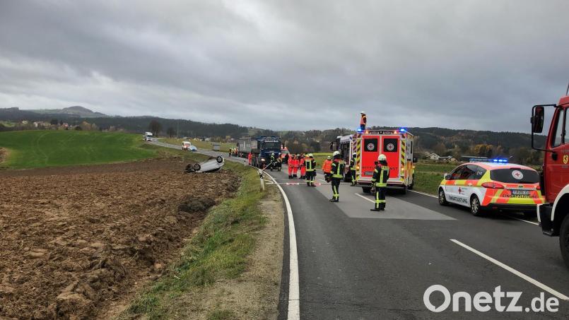 Zu einem Verkehrsunfall kam es am Dienstagmorgen auf der Staatsstraße 2177 auf Höhe des Ortsteils Stöcken bei Neusorg. Eine 22-Jährige hatte beim Überholen einen Lastwagen übersehen. Bild: obe