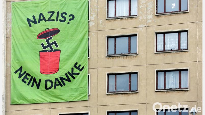Ein Plakat hängt anlässlich eines Aufmarschs von Rechtsextremisten an einem Haus. Im Stadtmuseum finden zwei kostenlose Workshops mit Argumentationstraining statt. Archivbild: dpa
