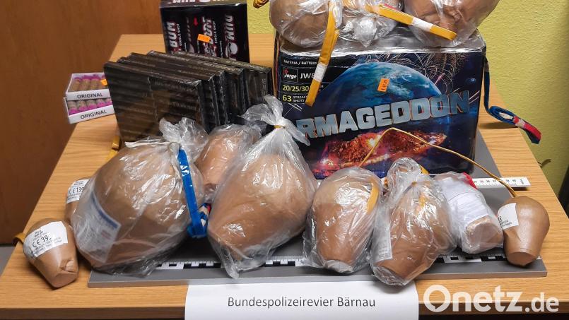 Die Einkaufstour in Tschechien endete für drei Niederländer am Montag in den Armen der Bundespolizei in Waldsassen. Dort mussten sie 17 Kilogramm verbotene und erlaubnispflichtige Pyrotechnik abgeben. Bild: Bundespolizei Waidhaus/exb