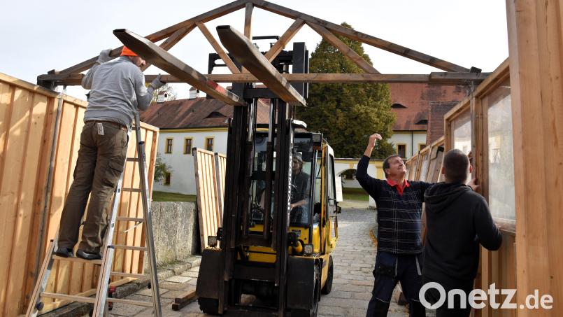 Der Aufbau der Budenstadt beginnt immer mit der Installation der Hütten direkt auf der Fischhofbrücke. Hauptorganisator Franz Göhl (re. hinten) legte selbst mit Hand an. Die Holzbuden hat er vor gut acht Jahren selbst konstruiert und gebaut. Bild: ubb