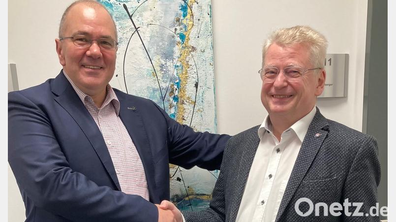 Klinikum-Vorstand Alexander Meyer (links) dankte Dr. Wolfgang Schafhauser (rechts) für seine Leistungen. Bild: Klinikum Fichtelgebirge/exb