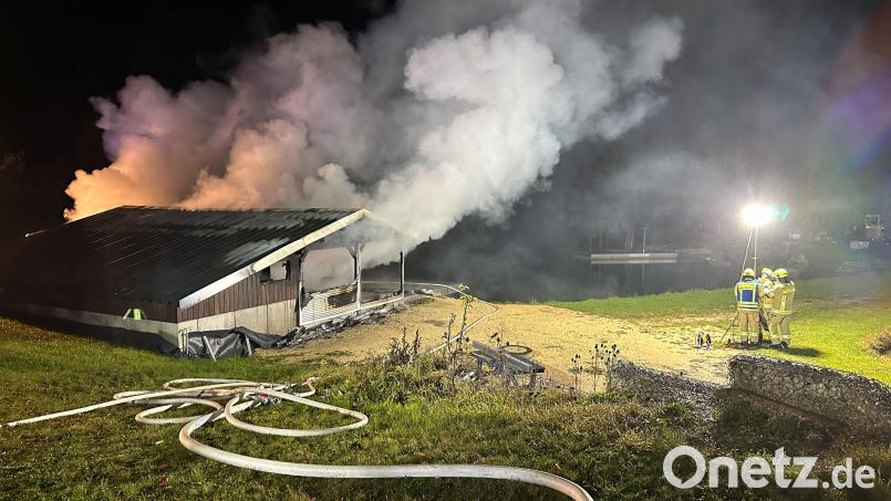 In Ensdorf hat ein Gartenhaus gebrannt, weshalb zahlreiche Feuerwehr-Einsatzkräfte ausrückten. Bild: Kreisbrandinspektion Amberg-Sulzbach