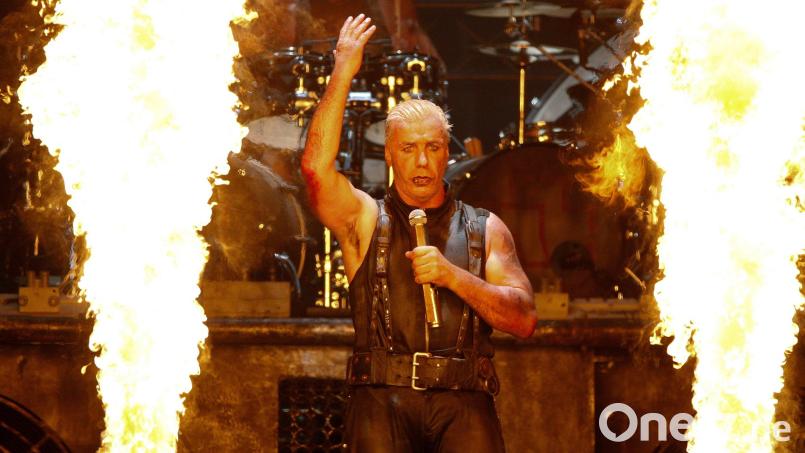 Auf ihren Konzerten sorgt die Band Rammstein rund um Frontmann Till Lindemann mit Pyrotechnik für Aufsehen. Zuletzt hagelte es wegen vermeintlicher sexueller Übergriffe Kritik gegen den Sänger. Archivbild: Axel Heimken