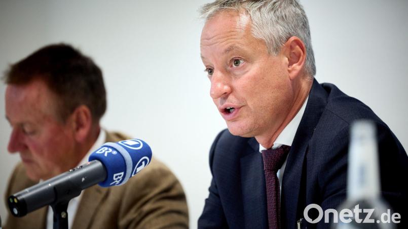 Markus Pannermayr (rechts),, Oberbürgermeister von Straubing, spricht bei einer einer Pressekonferenz des Bayerischen Städtetags. Bild: Tobias Köhler/dpa