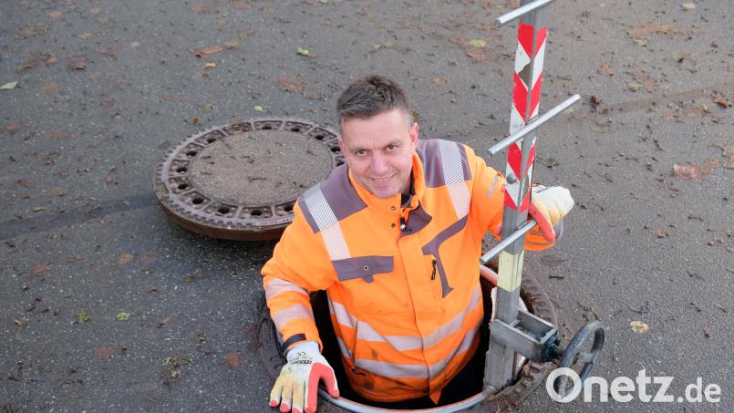 Klärwärter und zweiter Bürgermeister Roland Hörl bestätigt als Ergebnis regelmäßiger Inspektionen der Gemeindekanäle den erheblichen Sanierungsbedarf. Ein Sanierungskonzept ist veranlasst. Bild: do