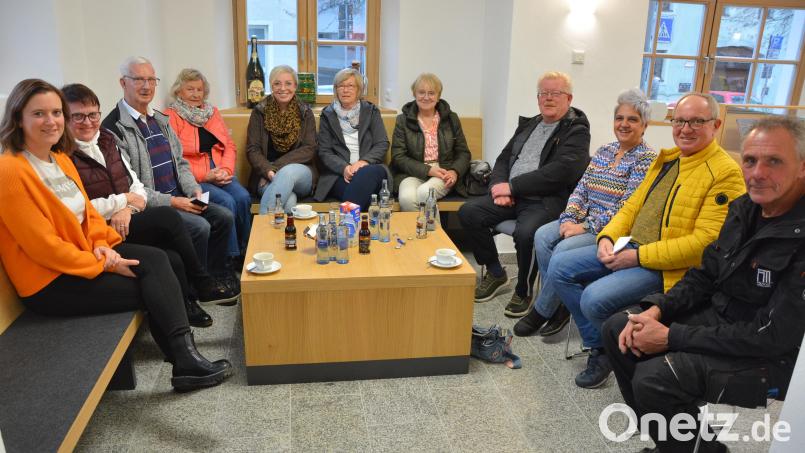 Im Bild die anwesenden ehrenamtlichen Helfer der Nachbarschaftshilfe Mitterteich mit Leiterin Christiane Bleistein (links), bei einer gemeinsamen Besprechung in den Räumen der Tourist-Info. Bild: jr
