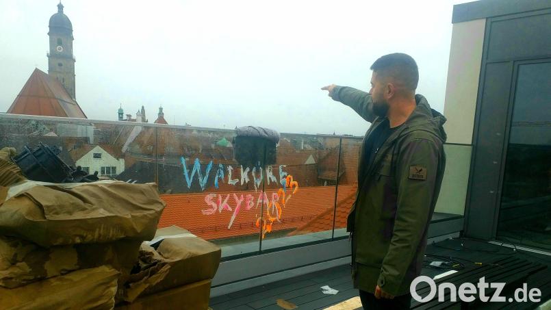 Das ist es, worauf sich Sebastian Apfel freut – von der Skybar auf dem Dach der Drei Höfe aus über Ambergs Altstadt blicken. Bild: Thomas Kosarew