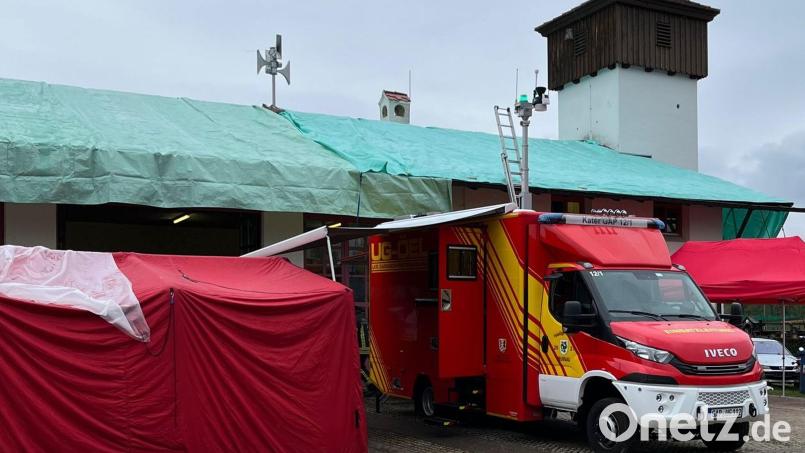 Sogar das Feuerwehrhaus in Bad Bayersoien wurde beim Unwetter beschädigt - auch es hat ein Notdach bekommen. Bild: Feuerwehr Schnaittenbach/Michael Werner/exb