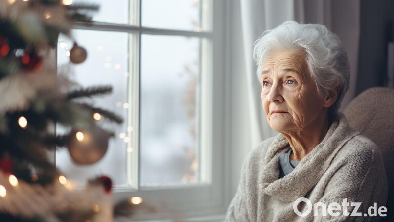 Gerade ältere Menschen sind im Advent und an den Festtagen oft alleine. Das muss nicht sein. In Weiden und Tirschenreuth gibt es einige Angebote. Symbolbild: Jennifer – stock.adobe.com