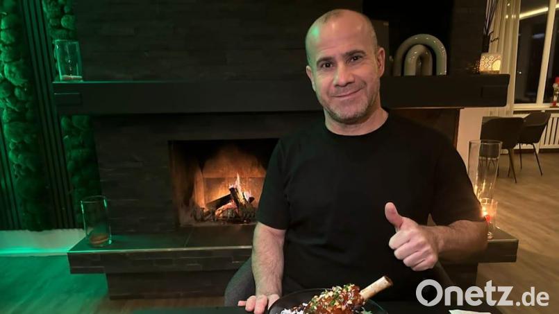 Zur Probe hat die Familie Ibrahim aus dem Palma in Amberg ein irakisches Spezialgericht zubereitet, das es bei den neuen Schmankerlwochen geben könnte. Familienoberhaupt Barchuan (Bild) gibt den Testesser. Bild: tk