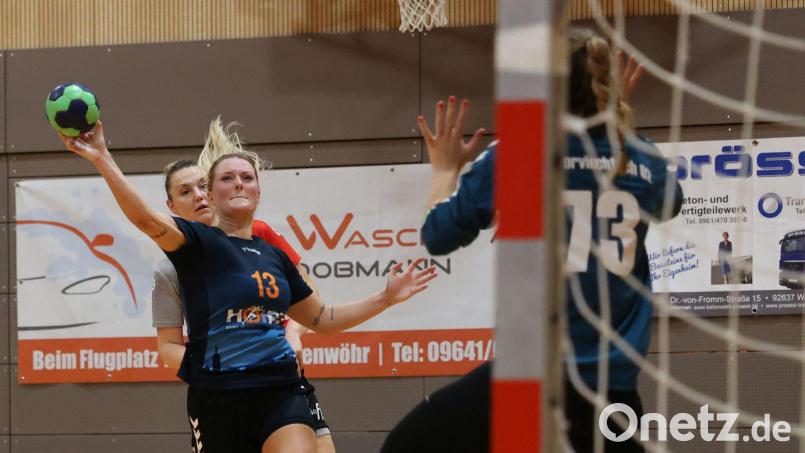 Jennifer Hermann (links) sucht am Kreis den Abschluss: Die Handballerinnen der HSG Weiden wollen auch gegen Mitaufsteiger SG Rohr/Pavelsbach einen Sieg einfahren. Archivbild: Dieter Jäschke