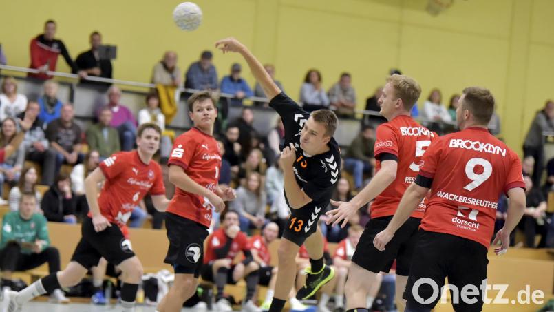 Die HG Amberg (in der Mitte Paul Rössle beim Wurf) möchte für den HV Oberviechtach zum Stolperstein werden. Archivbild: Hubert Ziegler