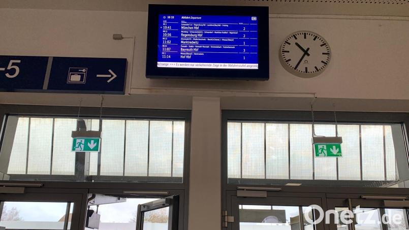 Donnerstagmorgen am Bahnhof in Weiden: Ein Laufband auf der Anzeige weist auf die Streik-Problematik hin. Viele Reisende setzen an diesem Morgen aber nicht auf den Zug. Symbolbild: Gabi Schönberger