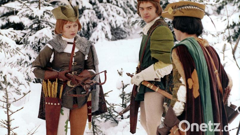Als Jäger verkleidet, schießt Aschenbrödel (Libuse Safrankova) im Film "Drei Haselnüsse für Aschenbrödel" mit dem Prinzen (Pavel Travnicek) um die Wette. Archivbild: WDR/DRA/dpa