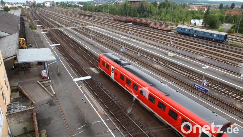 Der Bahnhof von Weiden soll barrierefrei werden. Die Gespräche der Stadt Weiden mit Vertretern der Deutschen Bahn gehen weiter. Archivbild: Wolfgang Steinbacher