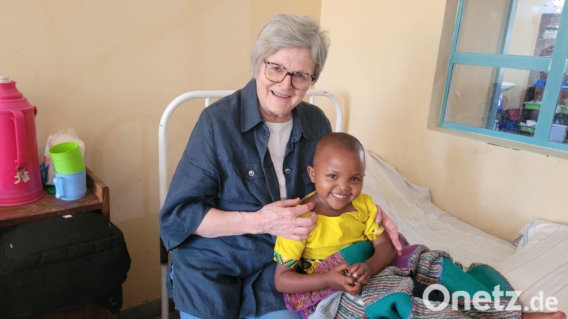 Dr. Annemarie Schraml mit einem kleinen Patienten, den das &quot;Feuerkinder&quot;-Team im Frühjahr behandelt hat. Ende Oktober steht der 38. Hilfseinsatz an. Bild: Projekt Feuerkinder/exb