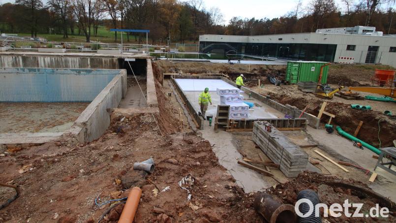 Noch ist das Areal im Waldbad eine einzige Baustelle: Links das Springerbecken, rechts verlegen Arbeiter gerade die Dämmung für die Bodenplatte des neuen Bademeistergerätehauses. Im Hintergrund die neue Wärmehalle und das neue Schwimmerbecken. Bild: mfh
