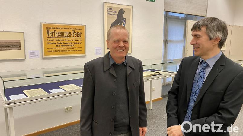 Jochen Rösel (links) und Dr. Till Strobel haben die Exponate für die Ausstellung zusammengetragen. Bild: upl