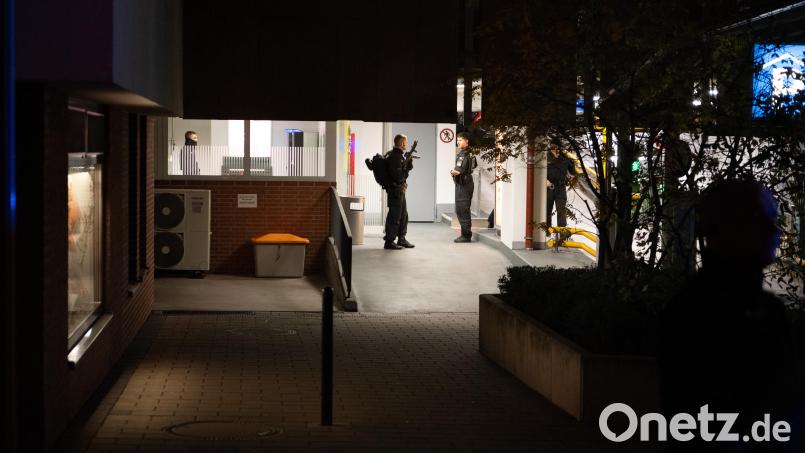 Polizisten stehen an einem Parkhaus. Mit lebensgefährlichen Verletzungen ist ein Mann am Mittwochabend in Nürnberg gefunden worden. Der Mann sei im siebten Stock eines Parkhauses am Hauptmarkt in der Altstadt gefunden worden. Bild: Alexander Franz
