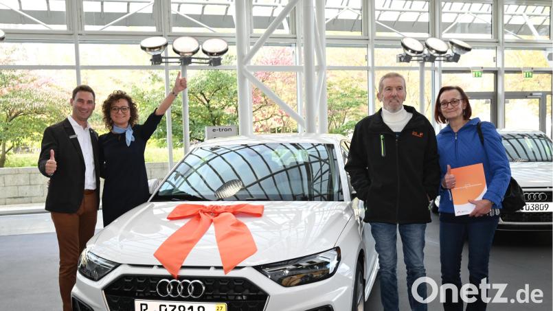 Markus Eichenseer vom Gewinnsparverein Bayern und Kundenberaterin Daniela Gräf-Giehl von der Volksbank-Raiffeisenbank Nordoberpfalz gratulieren Ludwig und Petra Fröhlich von links zum neuen Auto. Bild: Volksbank Raiffeisenbank/exb
