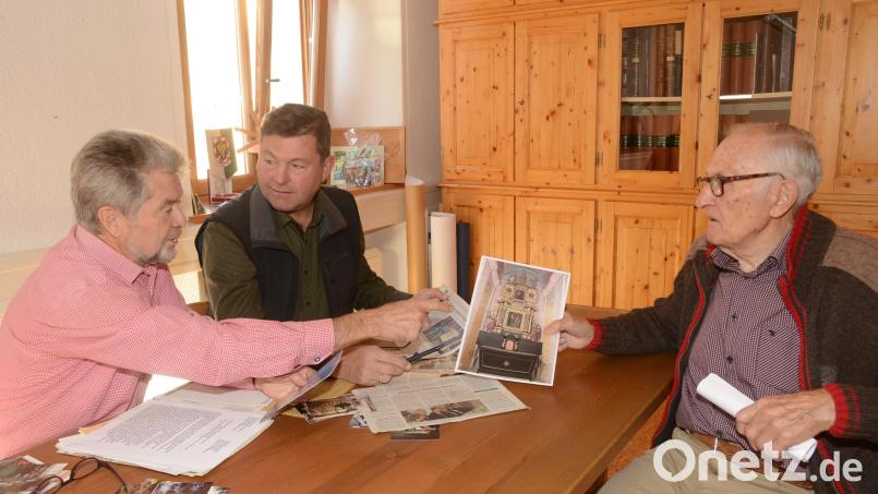 Die Altbürgermeister Johann Walbrunn (links) und Willi Reil (rechts) gehen mit Bürgermeister Rainer Rewitzer beim Betrachten der Bilder zurück zum Beginn der Partnerschaft mit der Stadt Bor, vormals Haid. Bild: bey