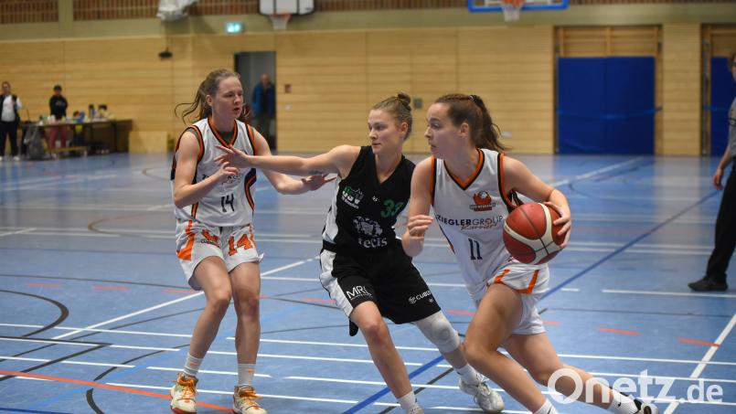 Beim Auswärtsspiel in Leipzig wollen die Neustädter Basketballerinnen (am Ball Kathi Anderle) an den Erfolg gegen Dresden anknüpfen Archivbild: Tobias Schwarzmeier