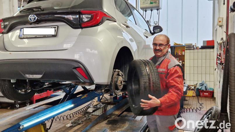 Profi beim Reifenwechseln: Bei Willi Baumer sitzt jeder Handgriff und es geht zügig. Bild: Thomas Dobler