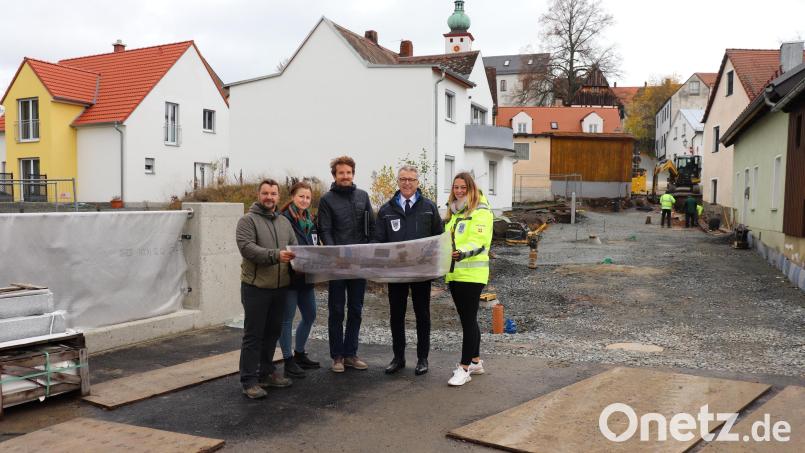 Bürgermeister Franz Stahl (Zweiter von rechts) mit Bauleiter Marcel Leistner, der stellvertretenden Leiterin des Stadtbauamtes Andrea Stich, Planer David Neidl und Bauamt-Projektleiterin Regina Zahn (von links) auf der neuen Brücke über dem Mühlbach. Gut zu sehen sind auch die aktuellen Arbeiten in der Franz-Böhm-Gasse. Bild: Stadt Tirschenreuth/exb