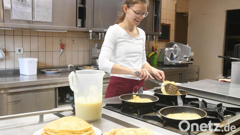 Corinna Busch bereitet Pfannkuchen zu. Die 27-Jährige, seit kurzem Hauswirtschaftsmeisterin, arbeitet im &quot;Goldenen Löwen&quot; in Moosbach. Bild: Gabi Schönberger