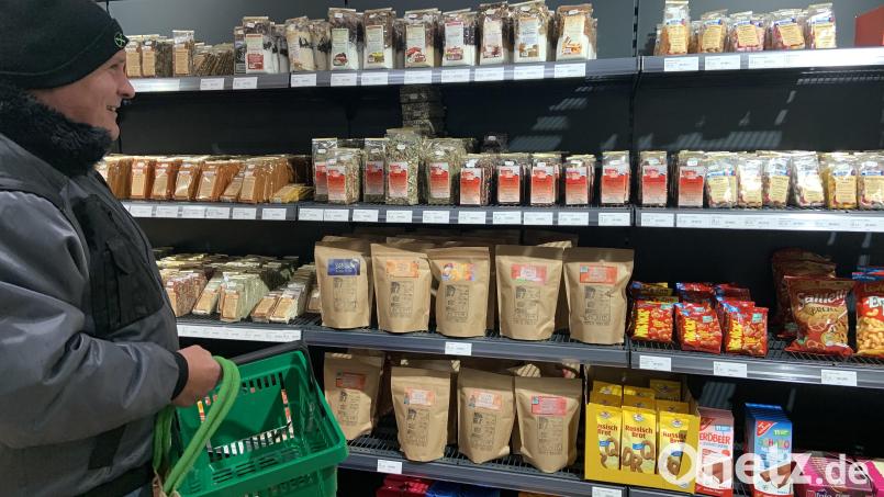 Kaffee, Tee oder Gewürze: Fast alles in den Regalen im &quot;Regio-Markt&quot; in Trabitz kommt aus der Region. Bild: Stefanie Roth
